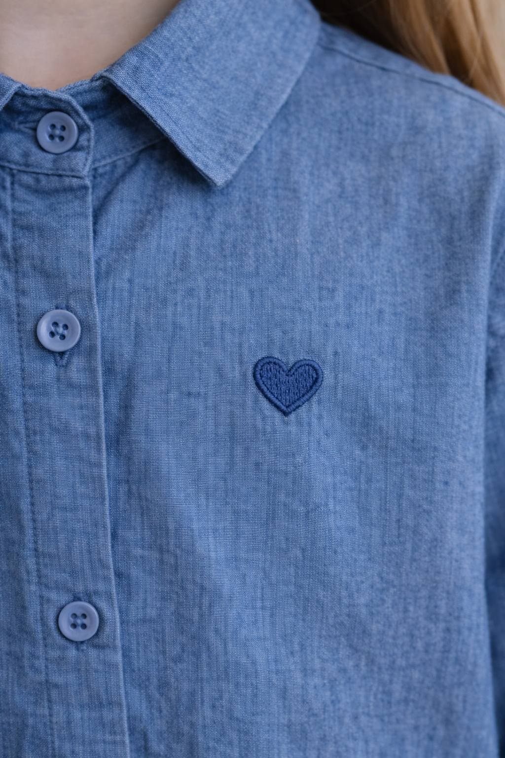 Chemise en jean avec broderie cœur